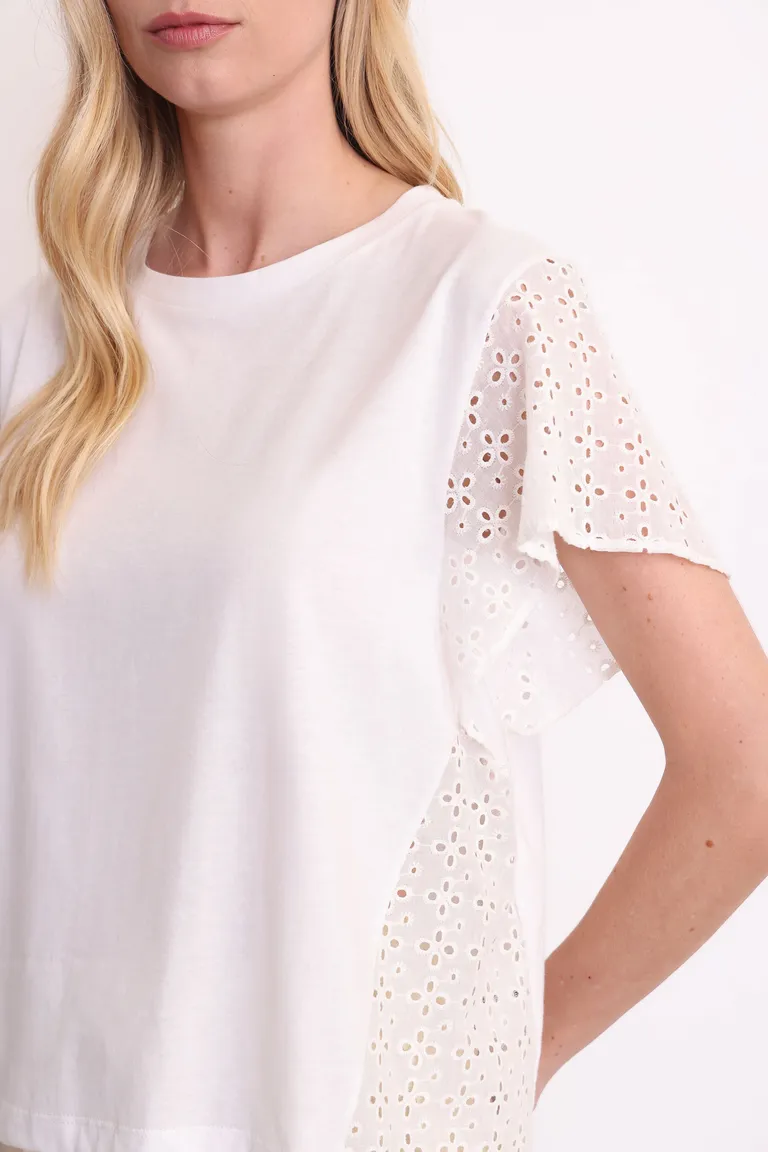 Remera blanca de algodón con bordados en mangas y laterales de Yagmour en Remeras para argentina