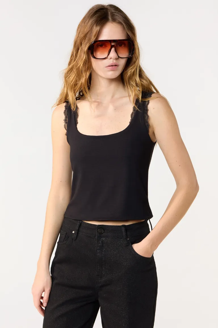 Top negro ajustado sin mangas para un look casual y urbano de Cuesta Blanca en Tops para argentina
