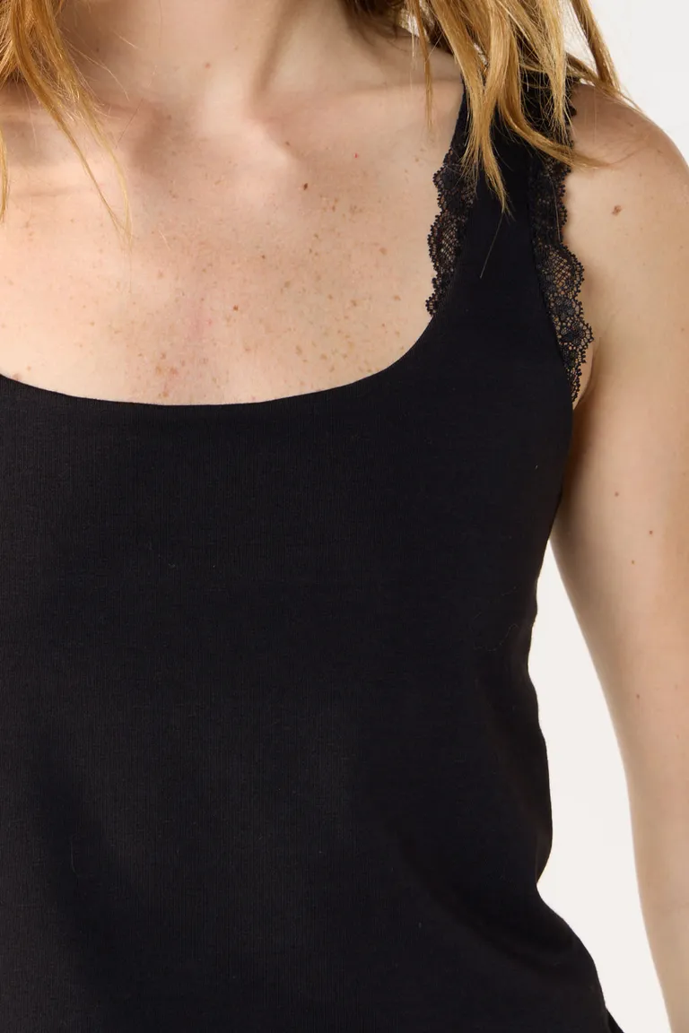 Top negro ajustado sin mangas para un look casual y urbano de Cuesta Blanca en Tops para argentina