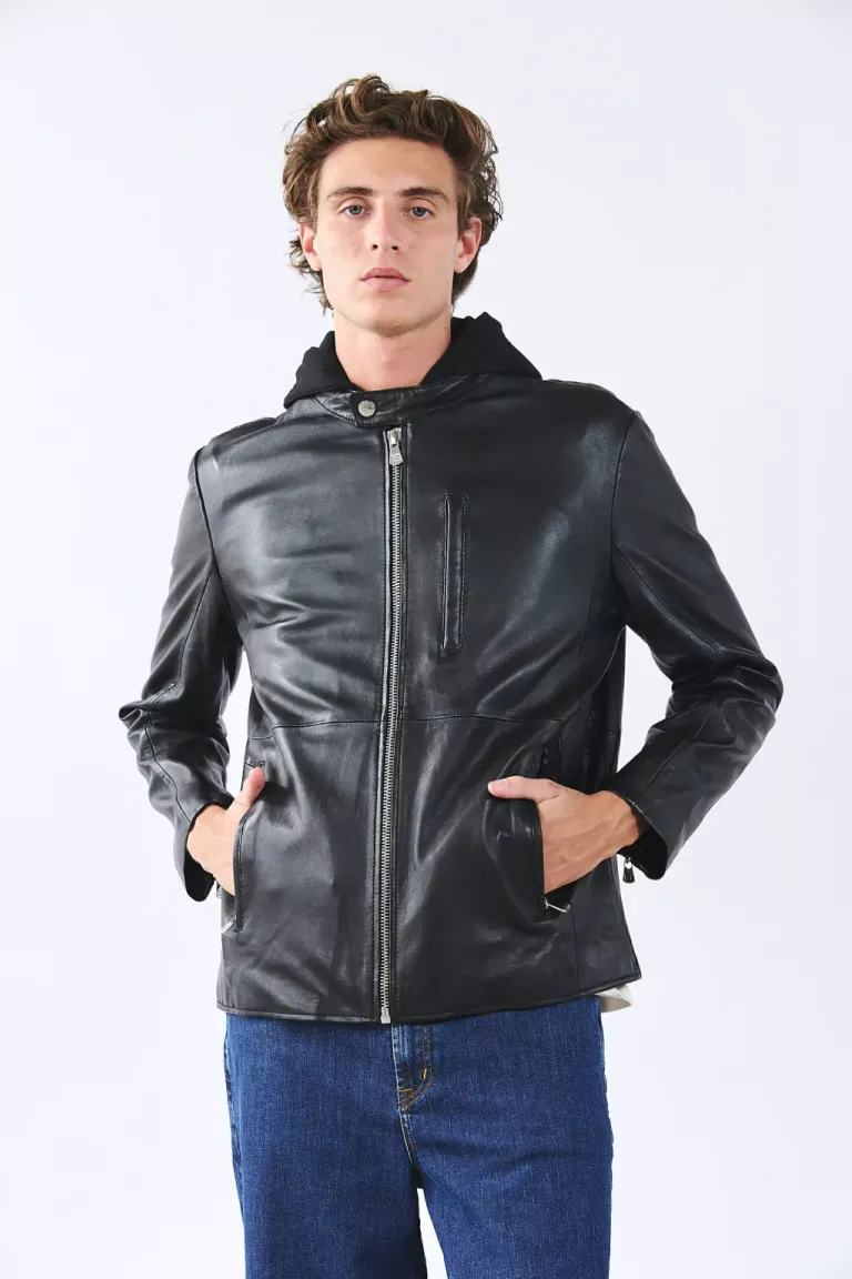 Campera de cuero negra con capucha, tres bolsillos y cierre metálico, confeccionada en Argentina de Bensimon en Abrigos y Camperas para argentina