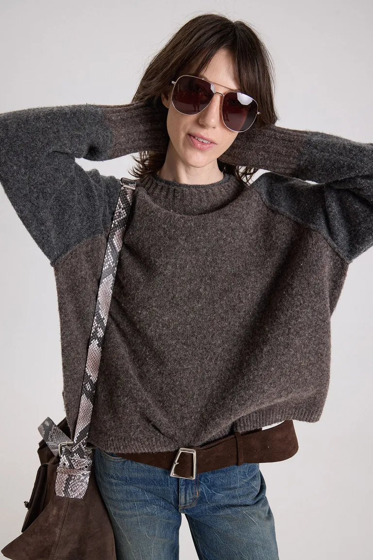 Sweater de silueta relajada con cuello redondo y diseño combinado en frente y mangas para mujer de Maria Cher en Buzos y Sweaters para argentina