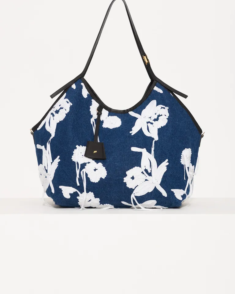 Bolso de flores bordado en denim con detalles en cuero vacuno de Jazmin Chebar en Bolsos y Carteras para argentina