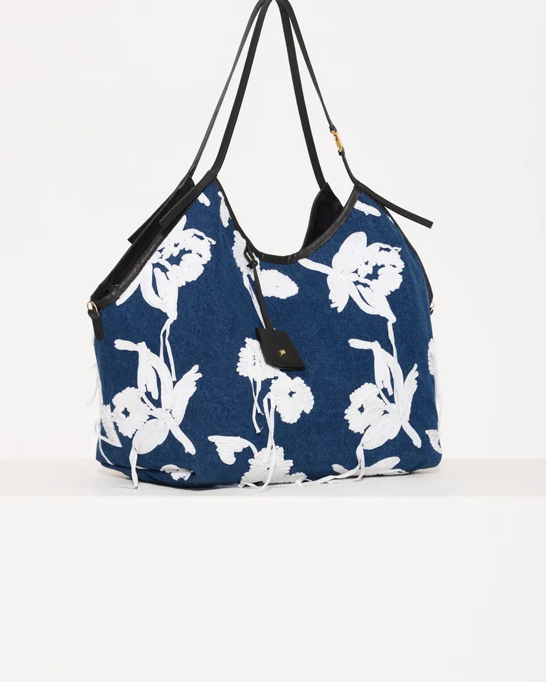 Bolso de flores bordado en denim con detalles en cuero vacuno de Jazmin Chebar en Bolsos y Carteras para argentina