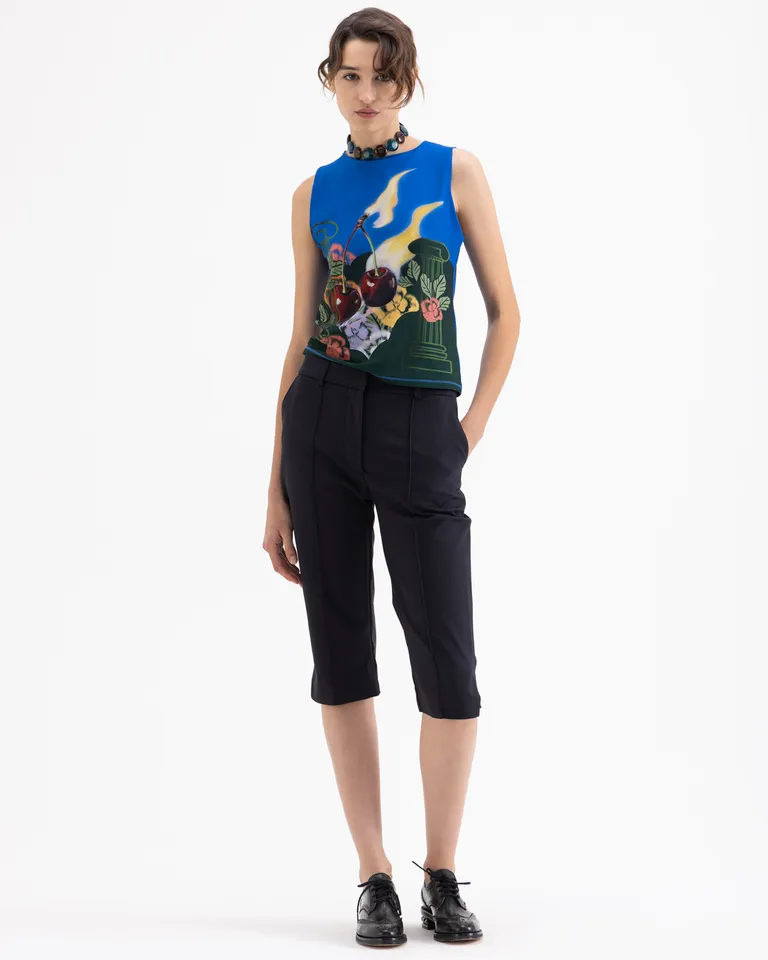 Top sin mangas con cuello a la base y diseño estampado frontal de Jazmin Chebar en Tops para argentina