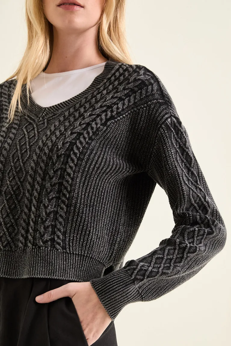 Sweater tejido con trenzas y efecto lavado de mangas largas con terminaciones en tejido rib de Cuesta Blanca en Buzos y Sweaters para argentina