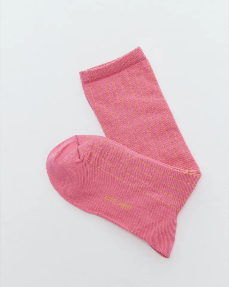 Calcetines rosas con diseño de rayas entrecortadas, ideales para un estilo casual y versátil de Blue Sheep en Ropa Interior y Medias para argentina
