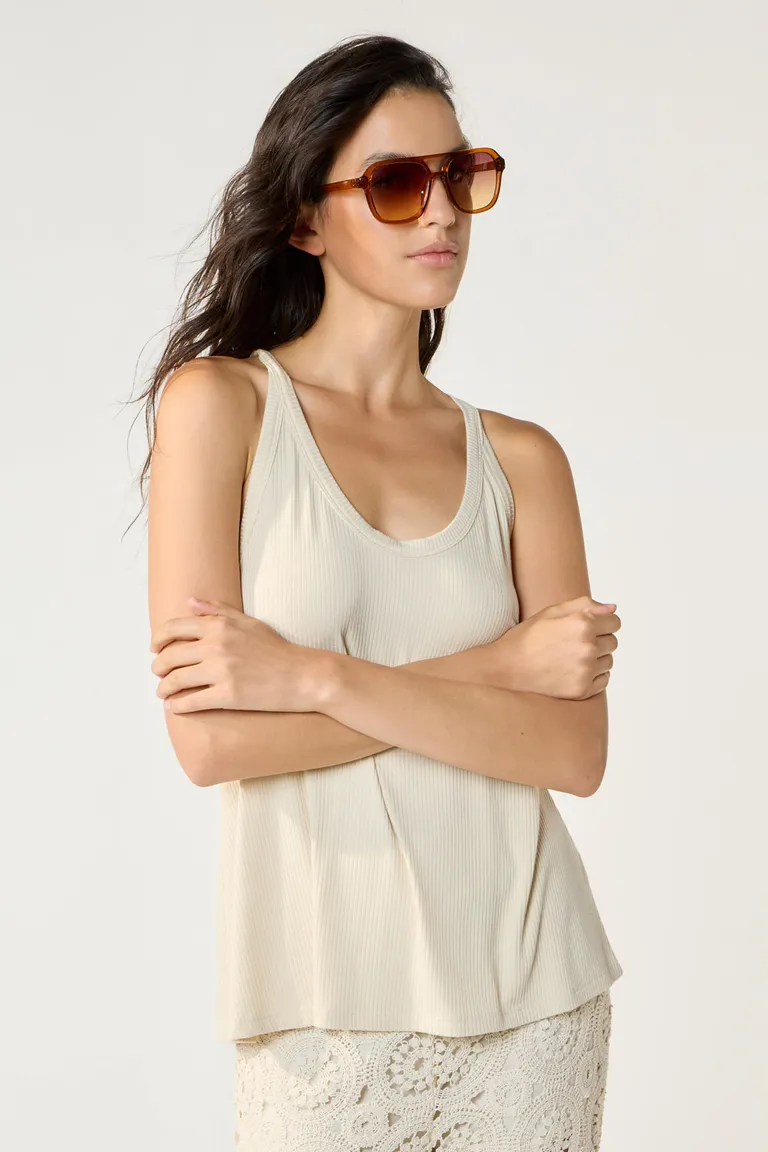 Musculosa ligera y elegante de escote curvo y espalda cruzada de Cuesta Blanca en Tops para argentina