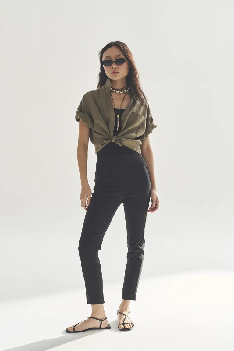 Pantalón negro de corte recto para mujer, diseño versátil y de calidad de Akiabara en Pantalones para argentina