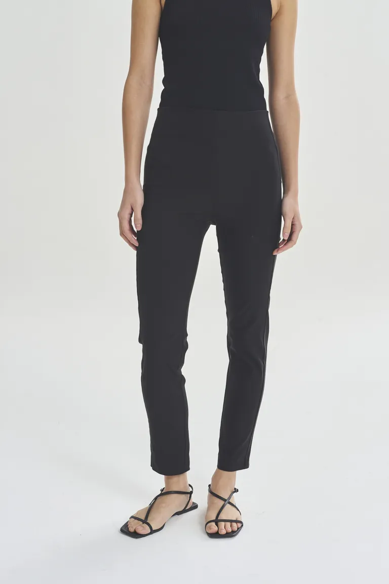 Pantalón negro de corte recto para mujer, diseño versátil y de calidad de Akiabara en Pantalones para argentina