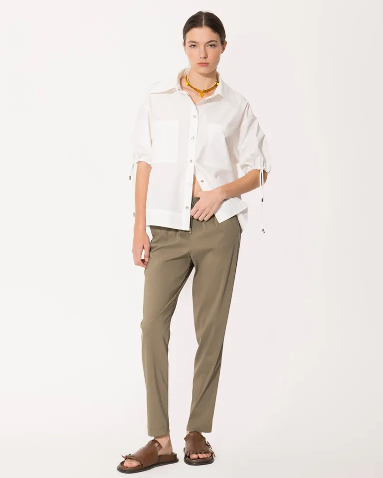 Pantalones casuales de corte relajado en un tono verde oliva de Jazmin Chebar en Pantalones para argentina