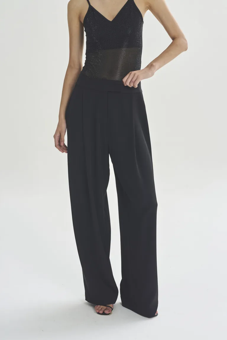 Pantalón negro de corte recto, prenda esencial para el guardarropa femenino de Akiabara en Pantalones para argentina