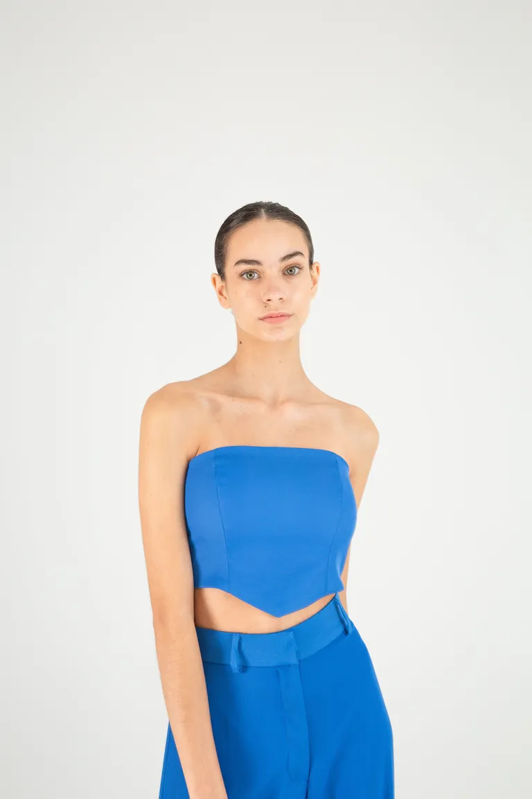 Top modular con escote strapless y diseño irregular en el bajo de Naíma en Tops para argentina