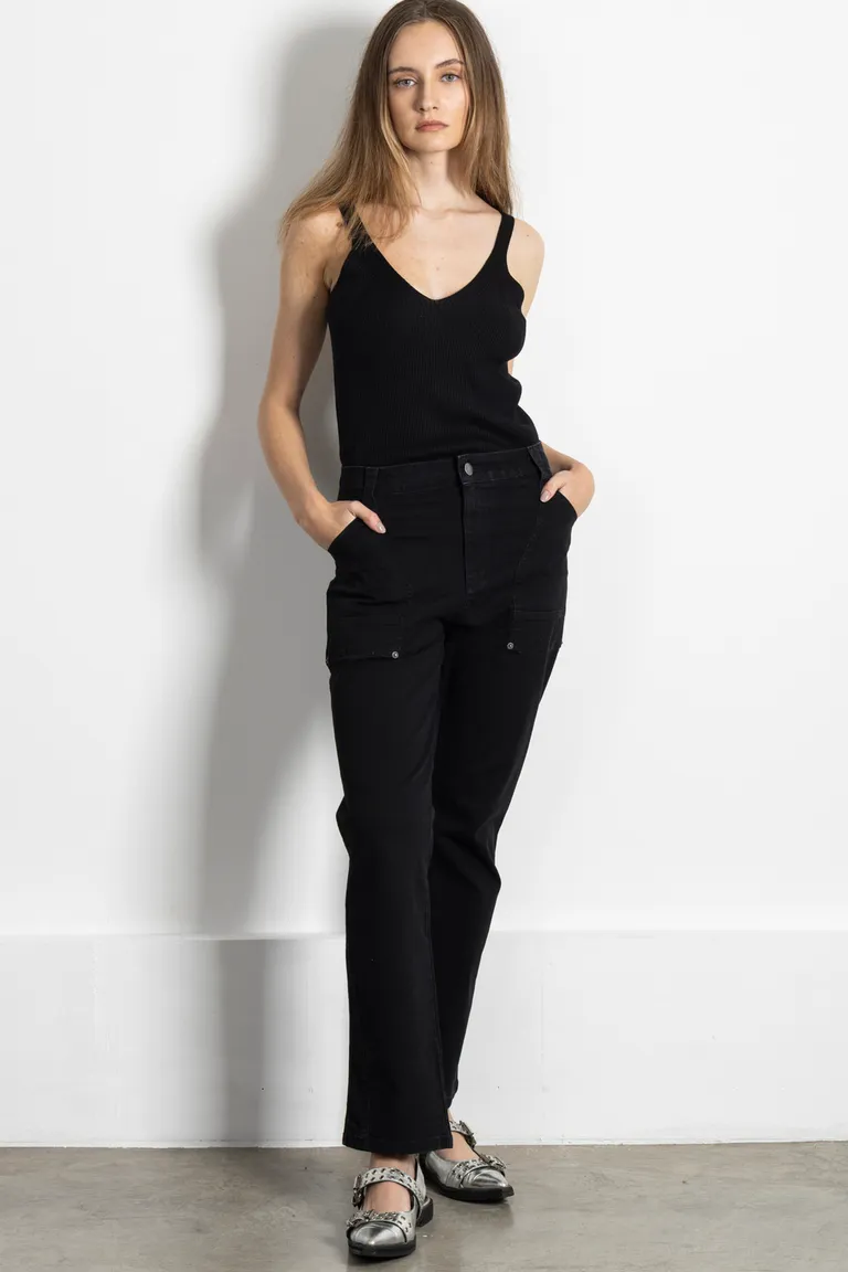 Musculosa negra con escote en V y detalles de canelones de Kill en Buzos y Sweaters para argentina