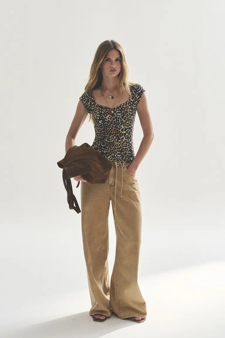 Remera de mujer con estampado de animal print en tonos neutros de Akiabara en Remeras para argentina