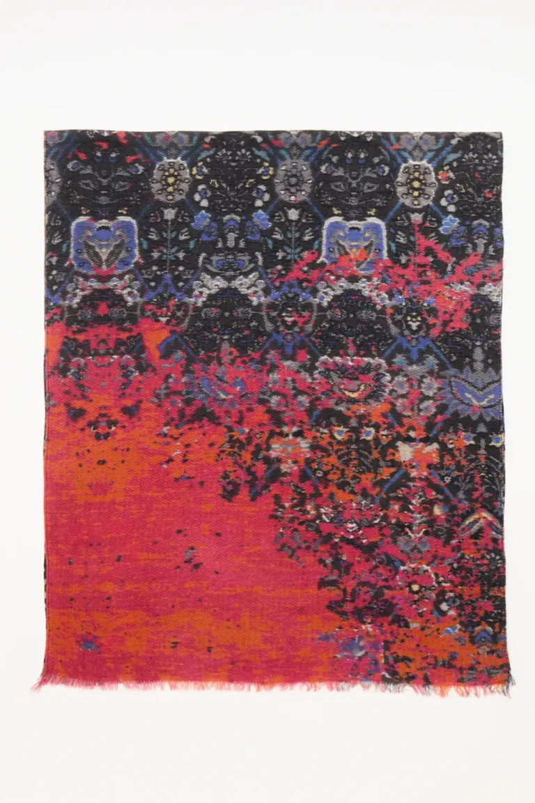 Pashmina de jacquard con terminaciones en flecos y diseño estampado versátil de Rapsodia en Bufandas y Pañuelos para argentina