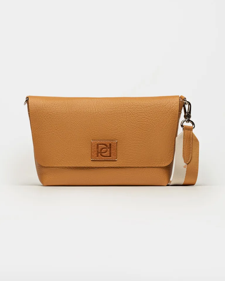 Bolso bandolera de mujer en cuero graneado marrón con detalle contrastante de Prüne en Bolsos y Carteras para argentina