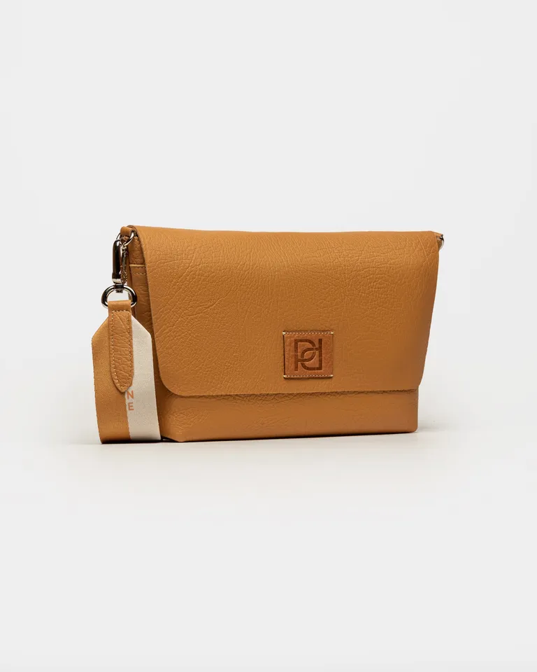 Bolso bandolera de mujer en cuero graneado marrón con detalle contrastante de Prüne en Bolsos y Carteras para argentina