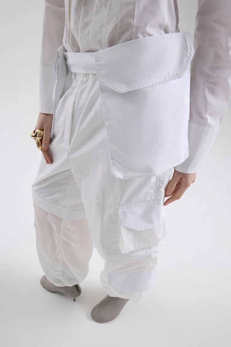 Pantalón cargo desmontable con bolsillos laterales amplios y silueta holgada de Maria Cher en Pantalones para argentina