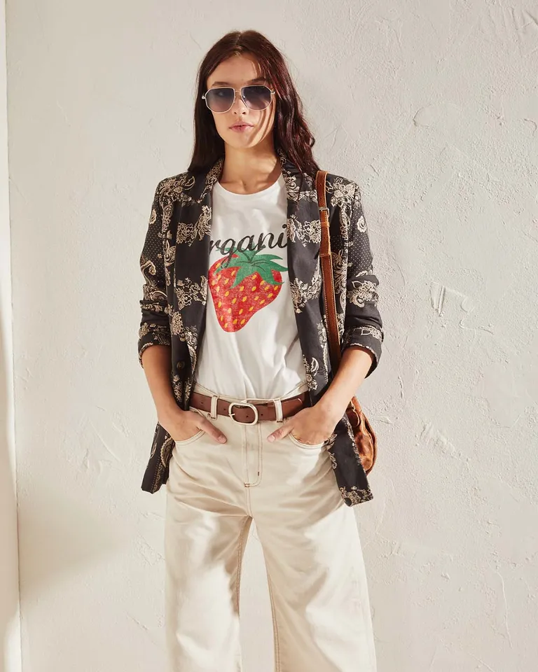 Remera de mujer manga corta con estampa frontal de fruta y diseño tipográfico casual de Wanama en Remeras para argentina