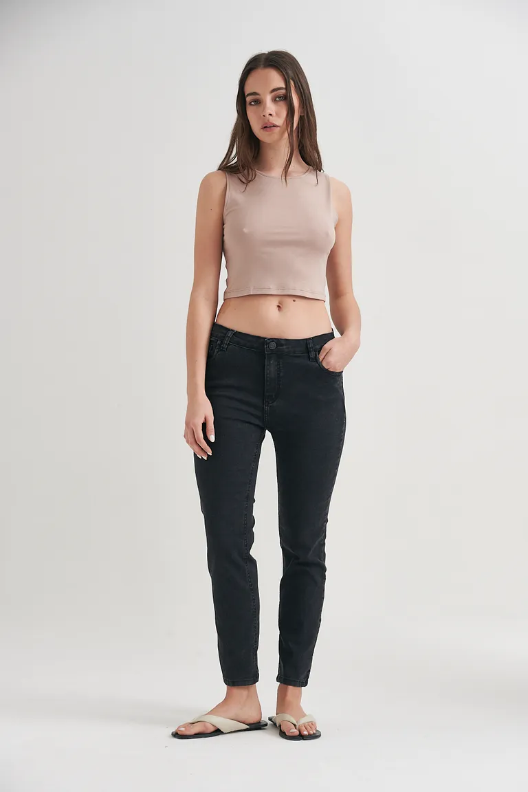 Pantalones clásicos de denim de tiro medio con terminación chupin y largo tobillero de Sweet en Pantalones para argentina