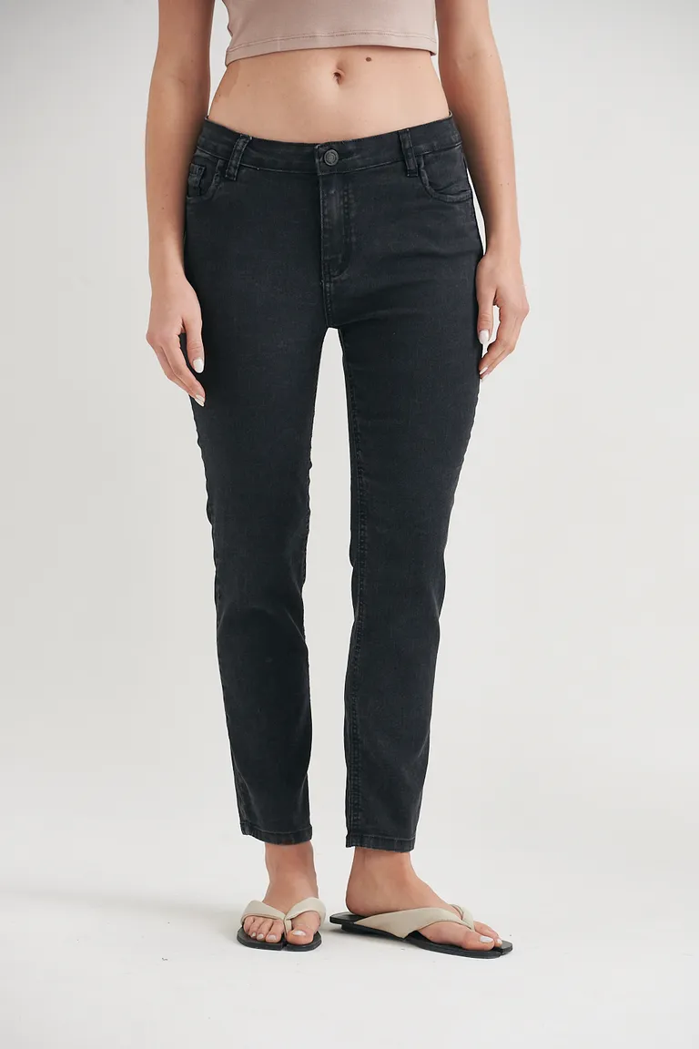 Pantalones clásicos de denim de tiro medio con terminación chupin y largo tobillero de Sweet en Pantalones para argentina