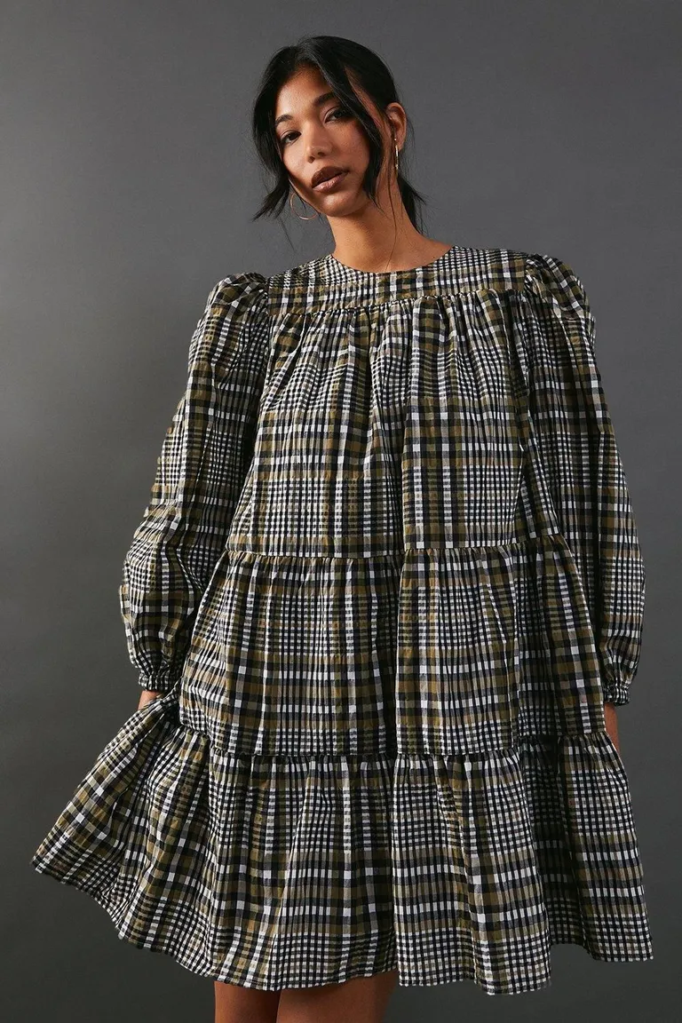 Mini Vestido Escalonado Con Cuadros de Warehouse Vestidos Khaki