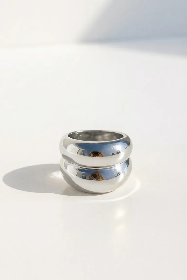 Anillo plateado con diseño orgánico y acabado brillante de Maria Cher en Bijouterie para argentina