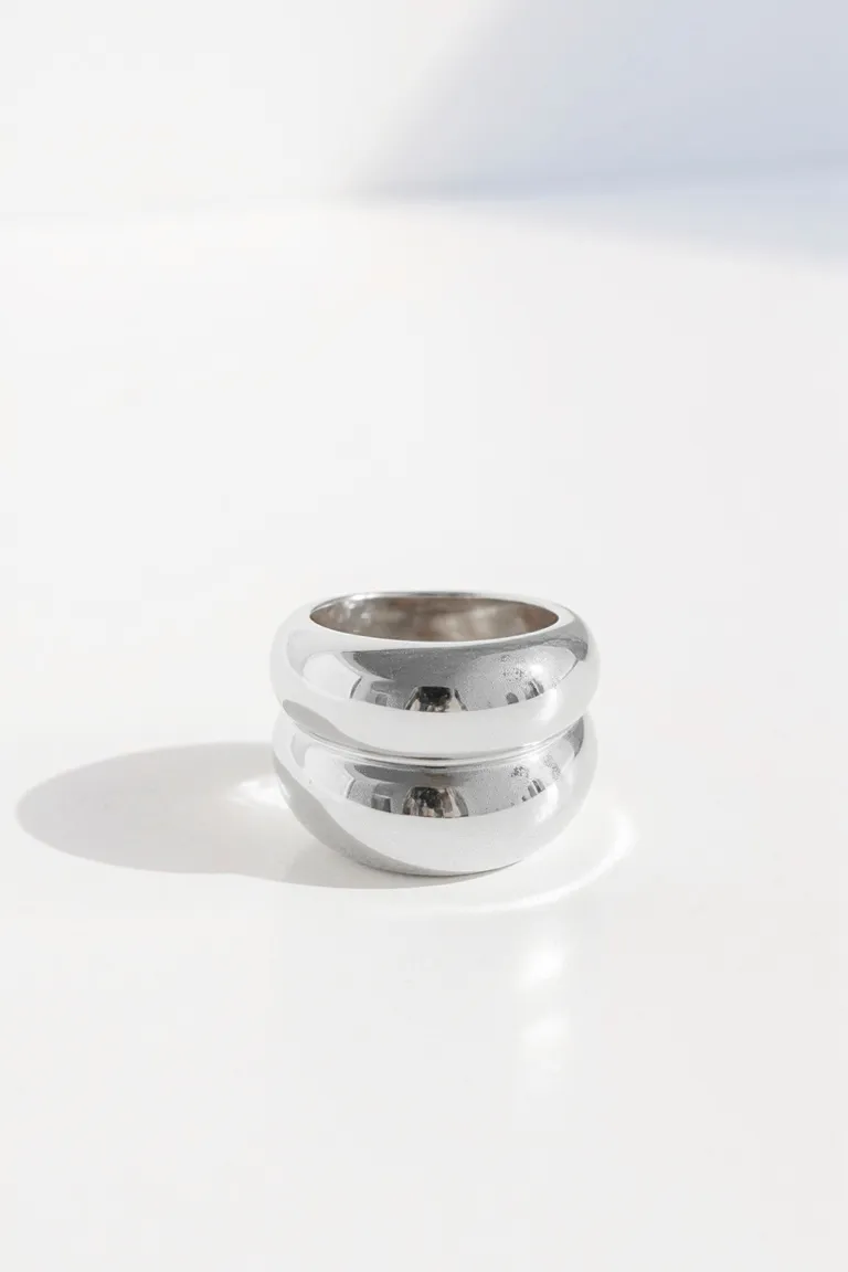 Anillo plateado con diseño orgánico y acabado brillante de Maria Cher en Bijouterie para argentina