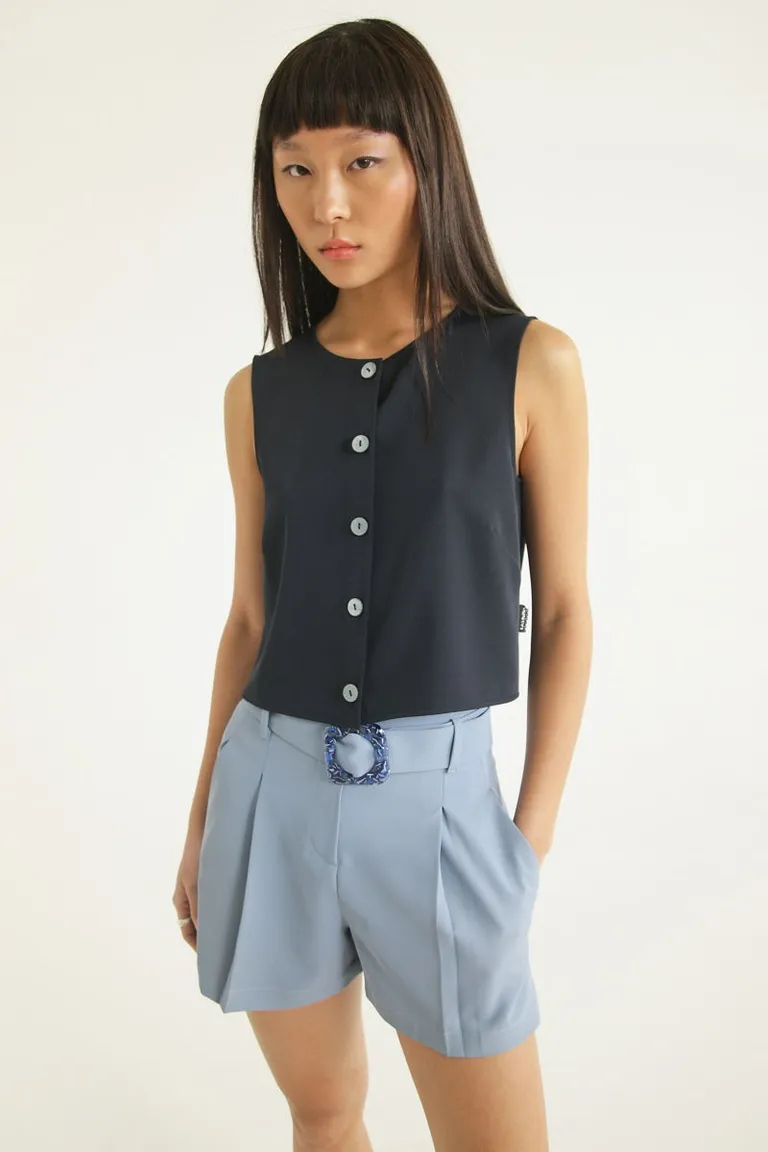 Prenda sin mangas con botones frontales, ideal para crear estilos casuales y elegantes de Las Pepas en Tops para argentina