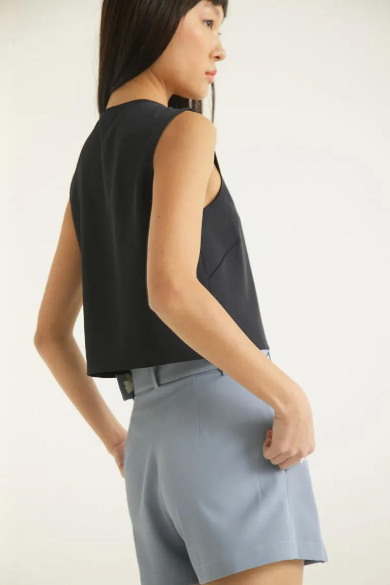 Prenda sin mangas con botones frontales, ideal para crear estilos casuales y elegantes de Las Pepas en Tops para argentina