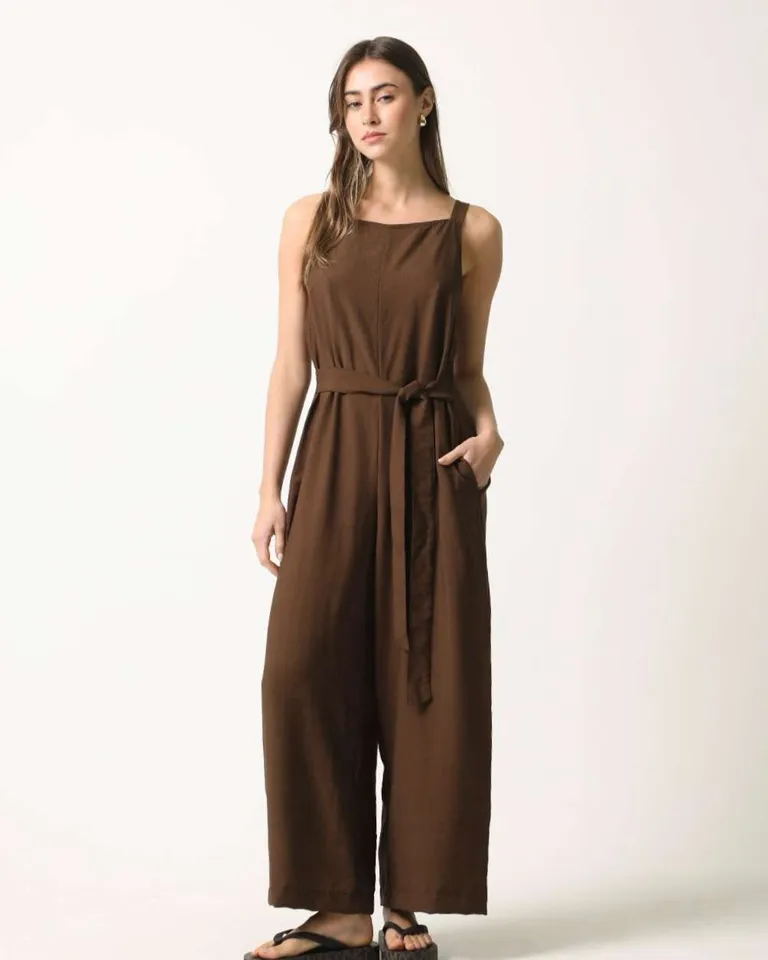 Mono de largo completo con bolsillos, cierre en la espalda y cinto para definir la cintura de Hesed en Monos para argentina