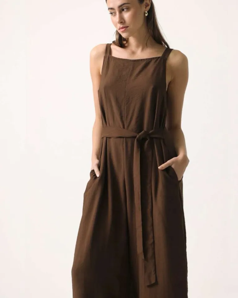 Mono de largo completo con bolsillos, cierre en la espalda y cinto para definir la cintura de Hesed en Monos para argentina