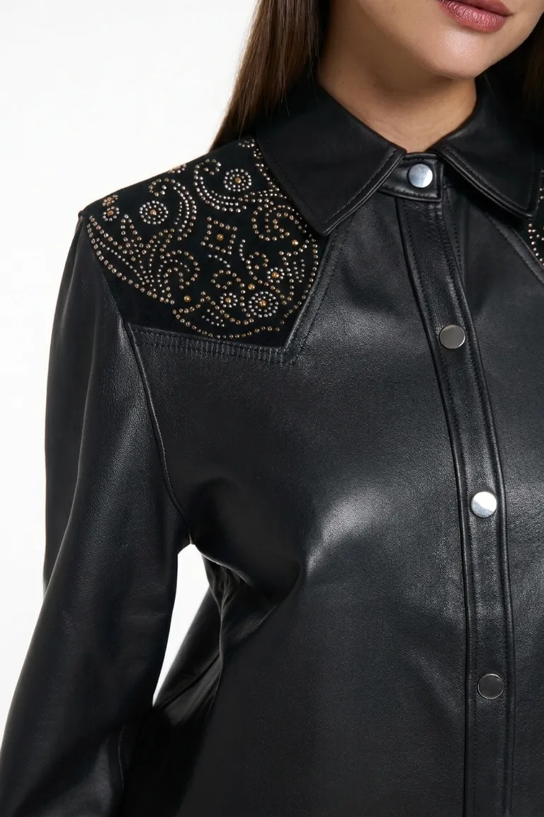 Camisa de mujer con recortes y detalles metálicos en hombros de estilo western de Justaosadia en Camisas para argentina