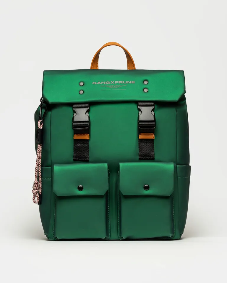 Mochila verde inspirada en la exploración y conexión con la naturaleza, con diseño genderless y utilitario de Prüne en Mochilas para argentina