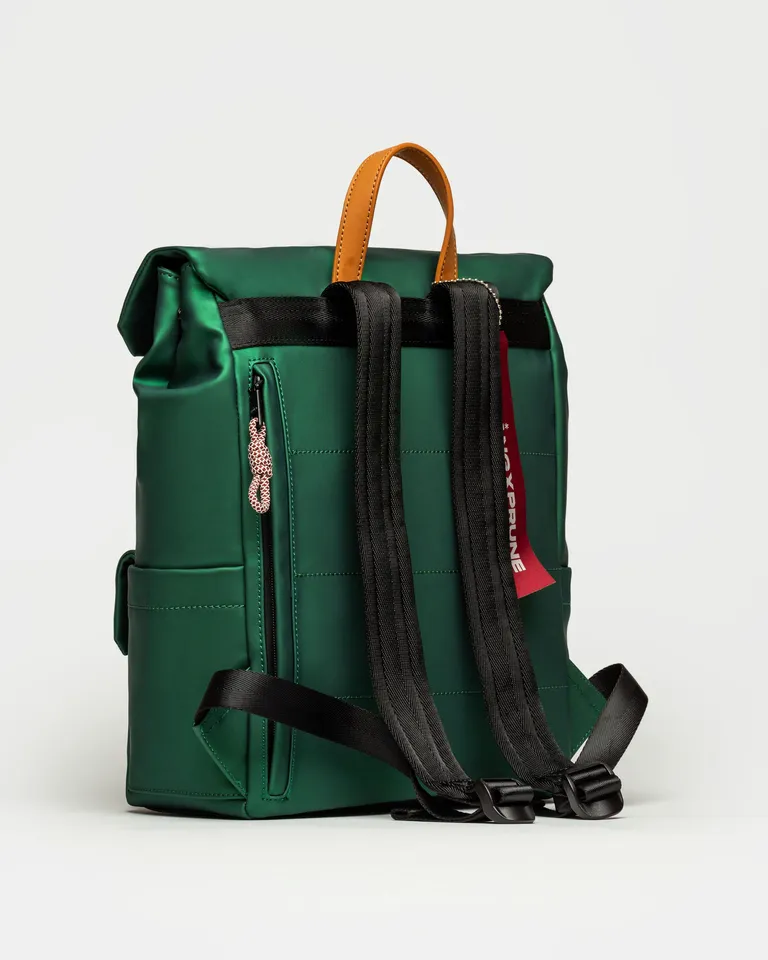 Mochila verde inspirada en la exploración y conexión con la naturaleza, con diseño genderless y utilitario de Prüne en Mochilas para argentina
