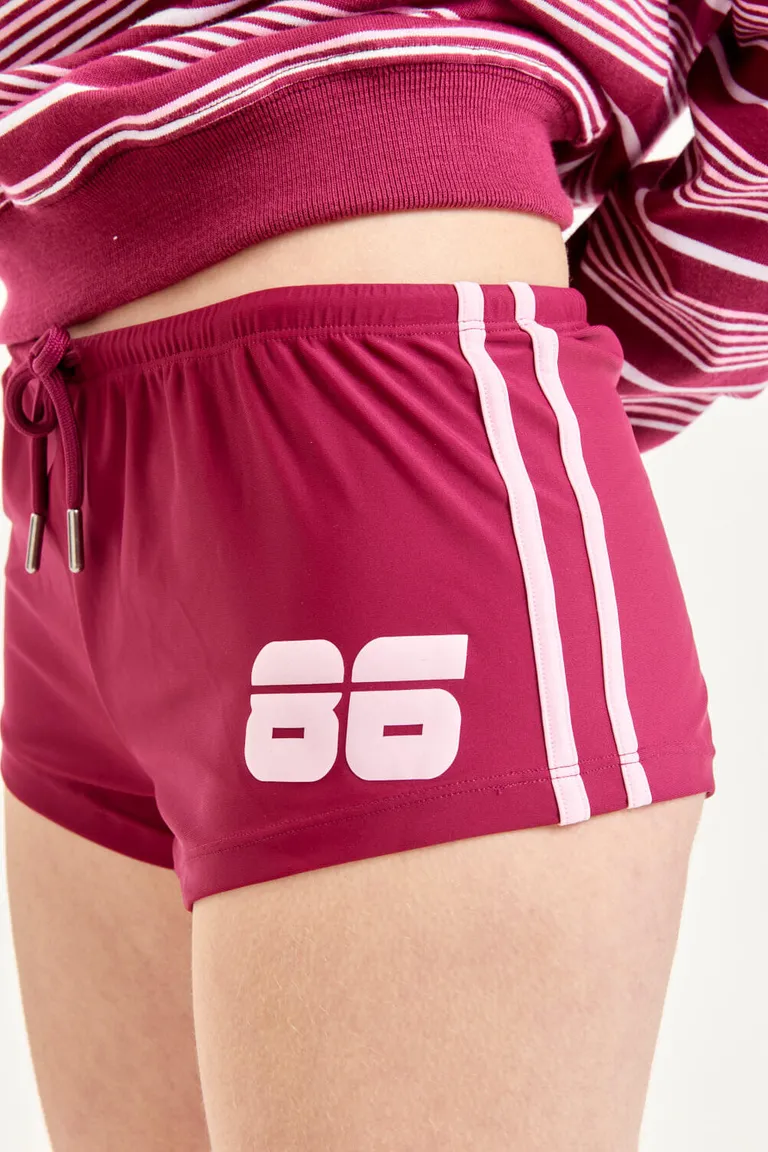 Shorts deportivos de tiro bajo con diseño de franjas laterales y estampa institucional de 47 Street en Shorts para argentina