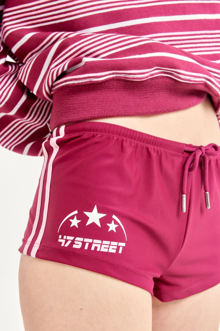 Shorts deportivos de tiro bajo con diseño de franjas laterales y estampa institucional de 47 Street en Shorts para argentina