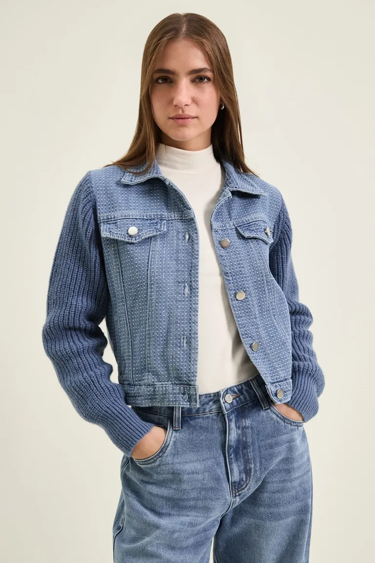 Campera combinada con frente estructurado de textura y mangas tejidas con cierre de botones frontales de Cuesta Blanca en Chaquetas para argentina