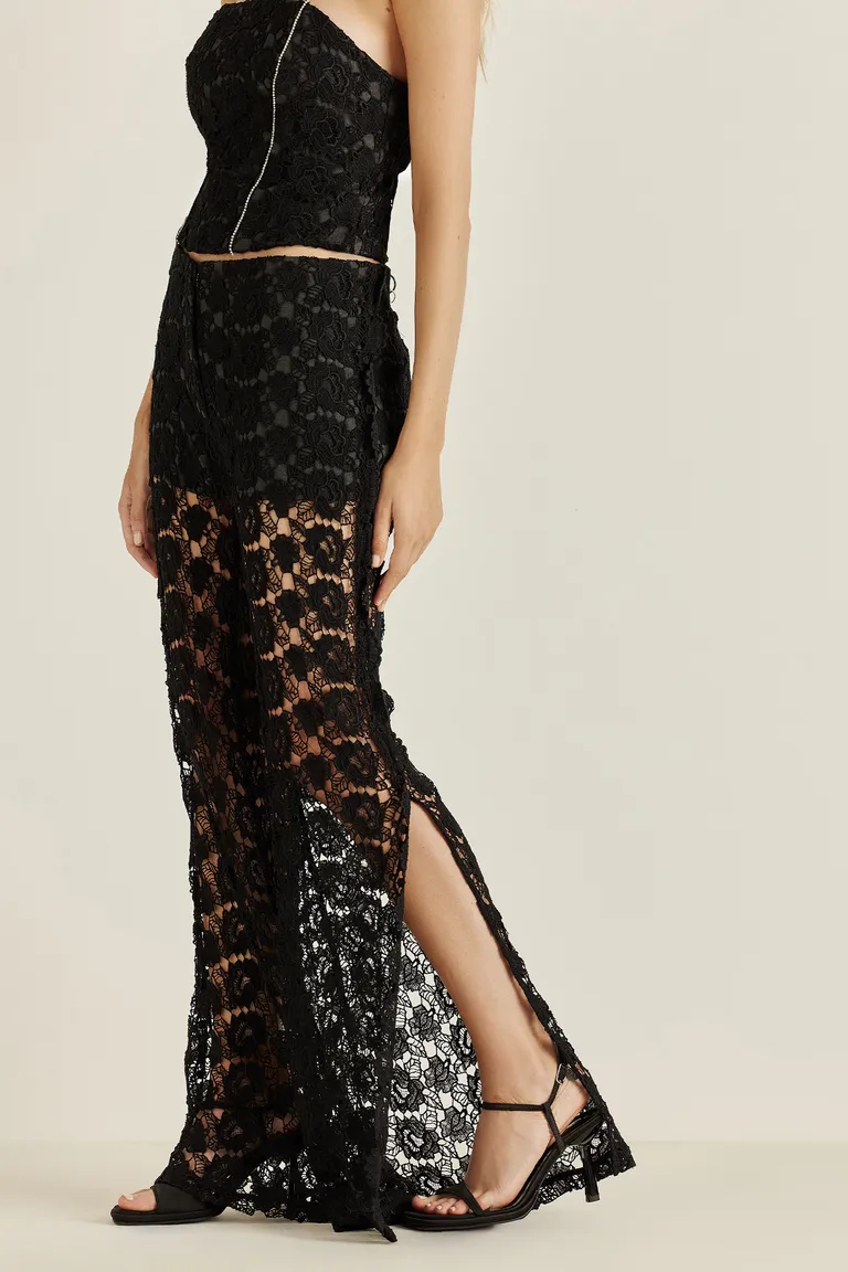 Vestido de encaje negro con aberturas y puntilla artesanal de Tucci en Vestidos para argentina