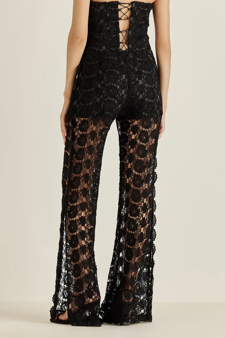 Vestido de encaje negro con aberturas y puntilla artesanal de Tucci en Vestidos para argentina