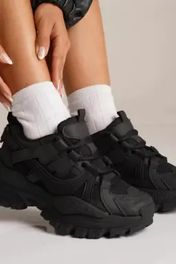 Cazzu negro de Araquina en Zapatillas para argentina