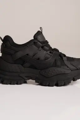Cazzu negro de Araquina en Zapatillas para argentina