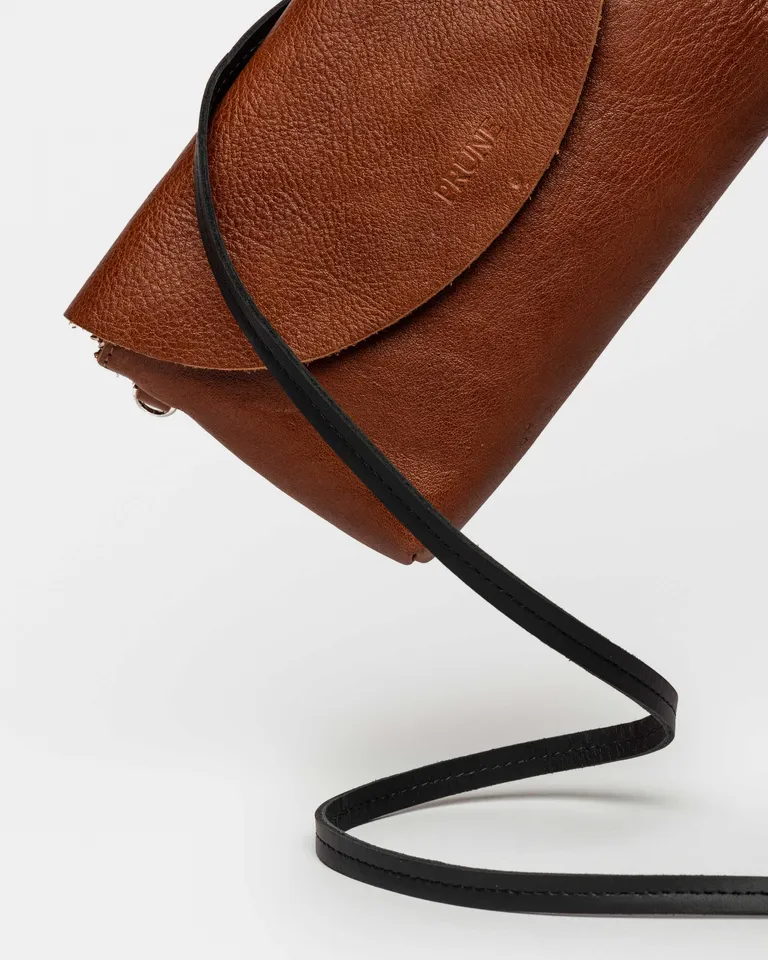 Minibolso de cuero satinado en color marrón, práctico y de diseño sofisticado de Prüne en Bolsos y Carteras para argentina