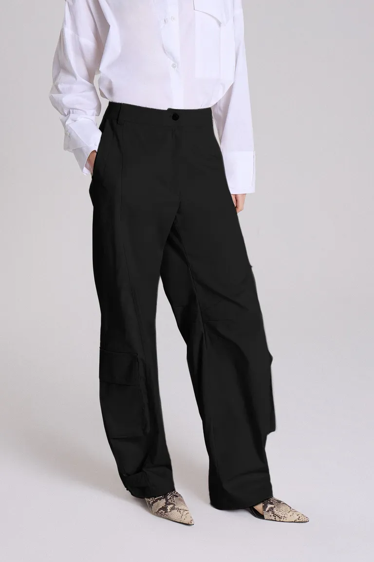 Pantalón de gabardina negro con recortes y bolsillos para mujer de Maria Cher en Pantalones para argentina