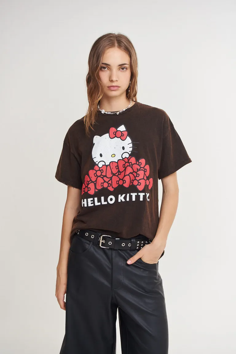 Camiseta de mujer con estampado de Hello Kitty en tono oscuro de 47 Street en Remeras para argentina