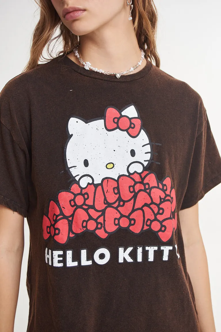 Camiseta de mujer con estampado de Hello Kitty en tono oscuro de 47 Street en Remeras para argentina