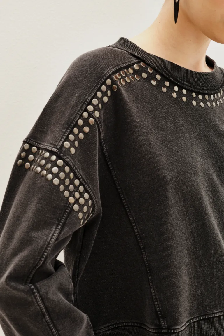 Buzo cropped de calce relajado con detalle de tachas metálicas en escote y hombros de Rapsodia en Buzos y Sweaters para argentina