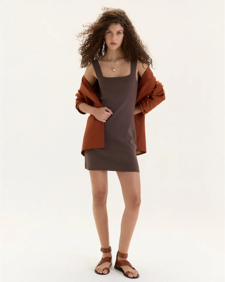 Vestido marrón de diseño ajustado y minimalista para mujer de Blue Sheep en Vestidos para argentina