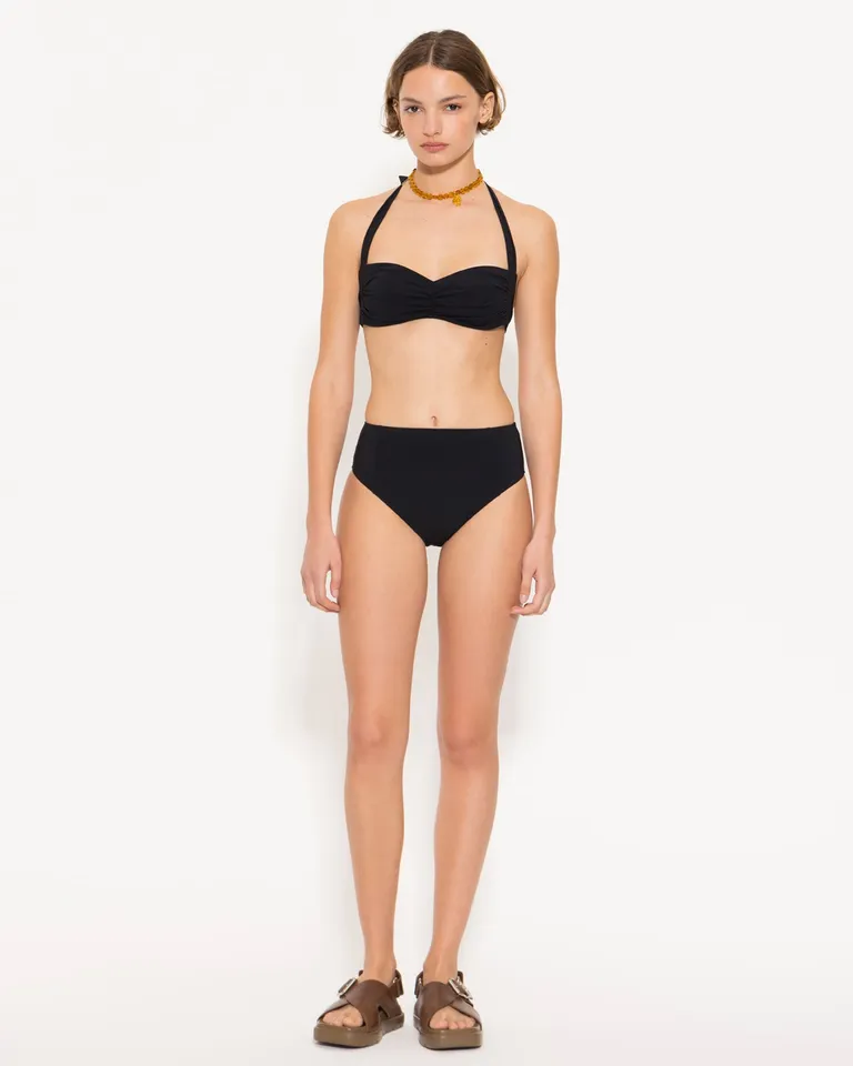 Conjunto de bikini negro con corpiño de tiras y bombacha de tiro alto de Jazmin Chebar en Swimwear y Beachwear para argentina