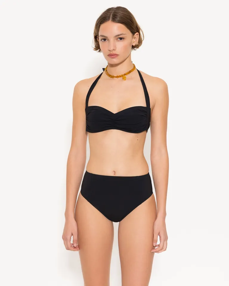 Conjunto de bikini negro con corpiño de tiras y bombacha de tiro alto de Jazmin Chebar en Swimwear y Beachwear para argentina